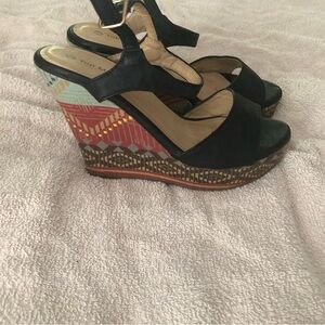 TOP Moda Black and Red Wedge Sandals Strappy Design